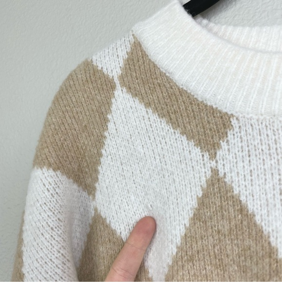 Abercrombie and Fitch Women's Medium Diamond Pattern Wedge Crew Knit Sweater - Picture 8 of 16